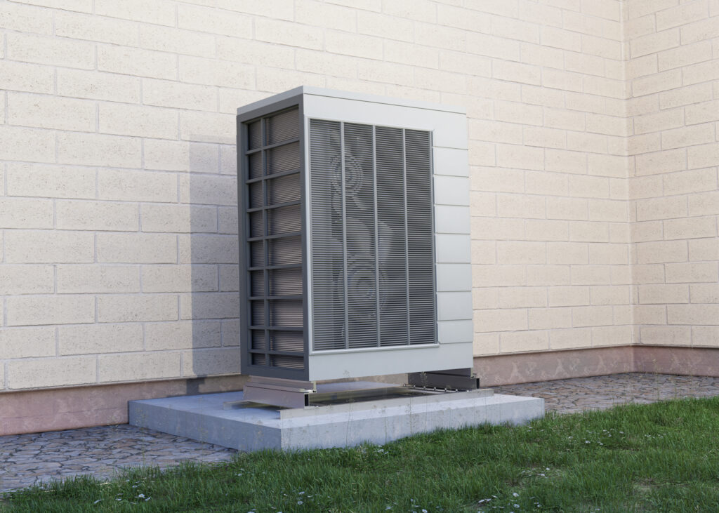 Unité extérieure d'une pompe à chaleur air-eau installée le long d'une maison individuelle