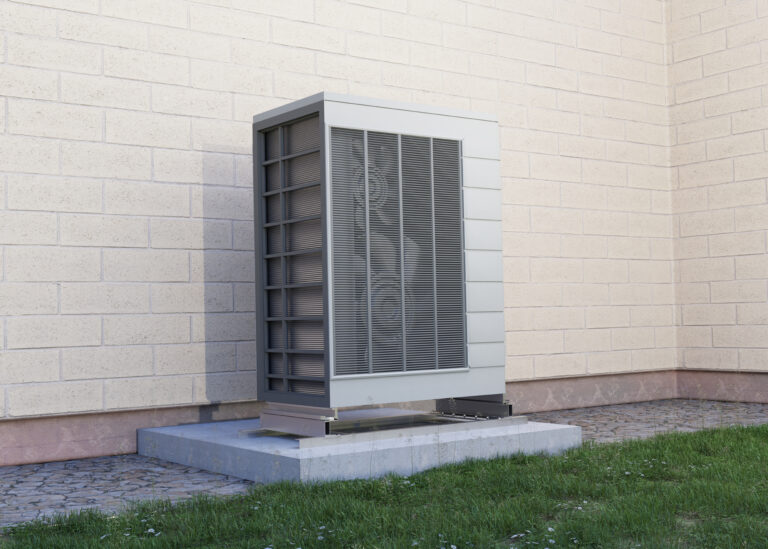Unité extérieure d'une pompe à chaleur air-eau installée le long d'une maison individuelle