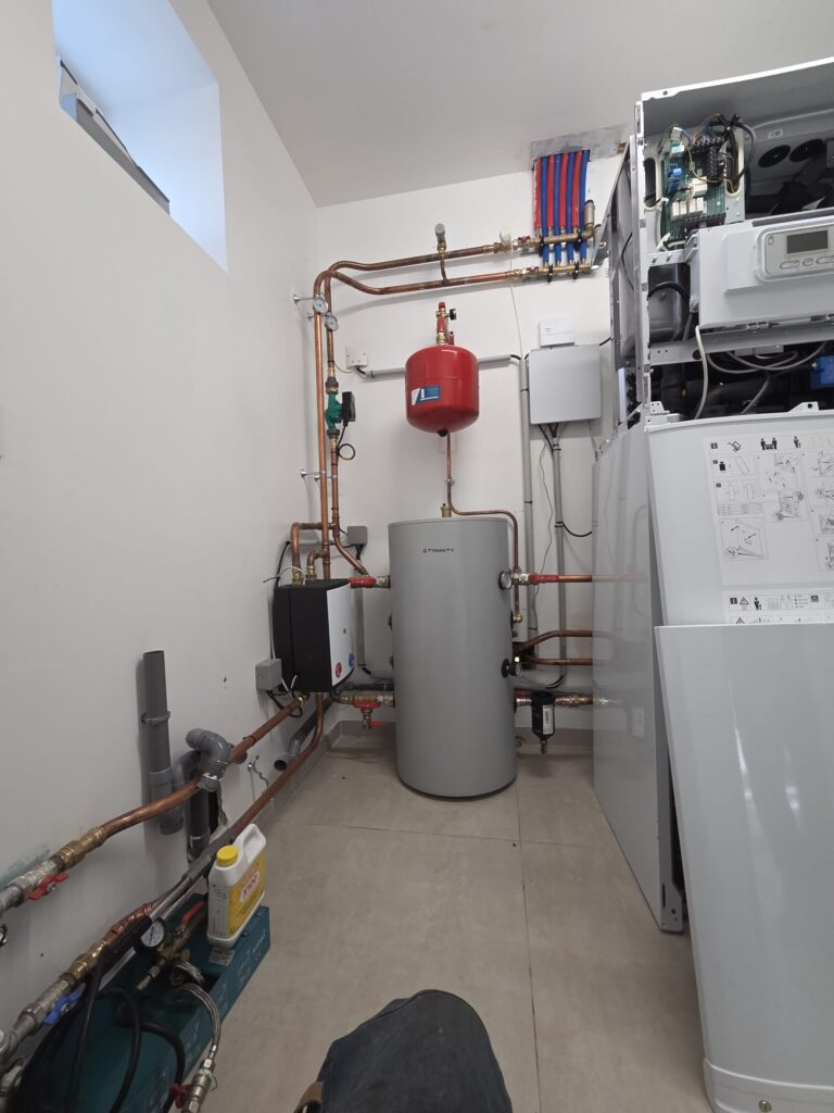 Installation de chauffage central avec tuyauterie cuivre par Feve Nicolas dans le Calvados
