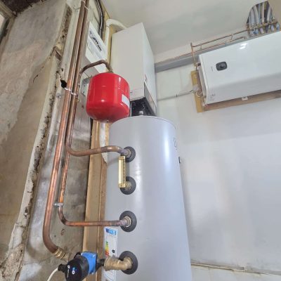 Installation chaudière avec ballon eau chaude et vase d'expansion rouge