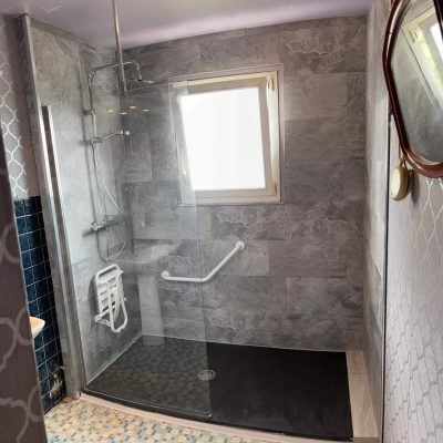 Douche italienne PMR — rénovation salle de bain Calvados accessible
