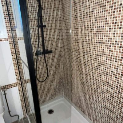 Douche à l'italienne avec colonne noire et carrelage mosaïque dans le Calvados