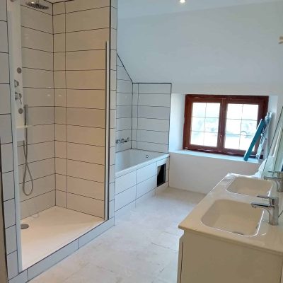 Salle de bains complète avec douche baignoire et double vasque — réalisation Feve Nicolas